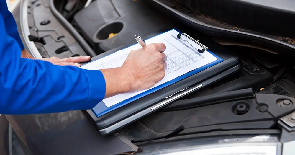 点検項目リストへ記入する整備員